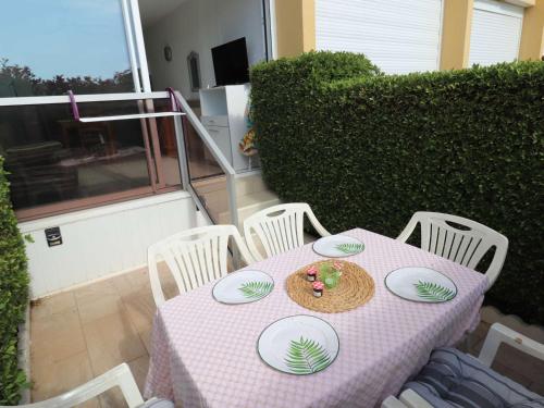 Photo de la galerie de l'établissement Studio Cabine au Grau-du-Roi: Proche Mer, Terrasse, Parking Privé, 4 Couchages - FR-1-307-265, au Grau-du-Roi