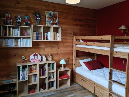 - une chambre avec 2 lits superposés et des étagères dans l'établissement Maison 8 pers avec jardin et garage à Autrans - FR-1-737-82, à Autrans