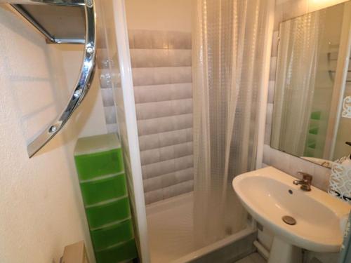 Photo de la galerie de l'établissement Studio Cabine au Grau-du-Roi: Proche Mer, Terrasse, Parking Privé, 4 Couchages - FR-1-307-265, au Grau-du-Roi