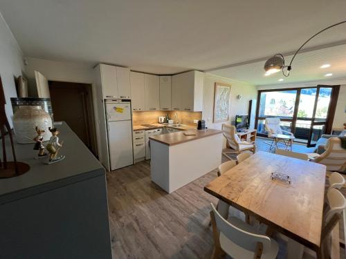 Photo de la galerie de l'établissement Appartement rénové 2 chambres avec balcon, 450 m du centre, pieds des pistes - Autrans - FR-1-737-81, à Autrans