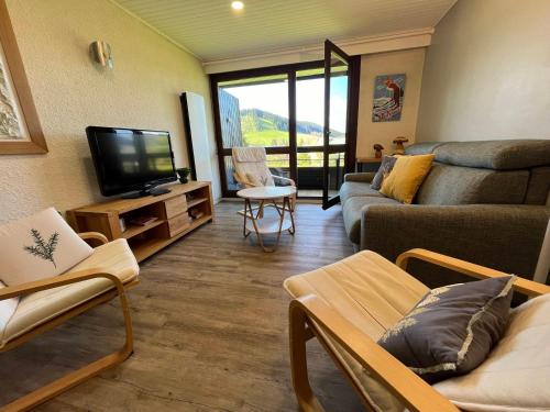 Photo de la galerie de l'établissement Appartement rénové 2 chambres avec balcon, 450 m du centre, pieds des pistes - Autrans - FR-1-737-81, à Autrans