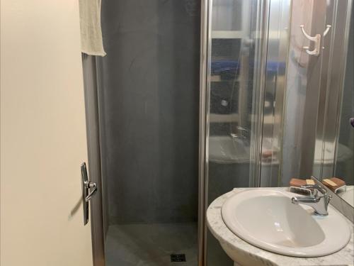 Photo de la galerie de l'établissement Appartement rénové 2 chambres avec balcon, 450 m du centre, pieds des pistes - Autrans - FR-1-737-81, à Autrans