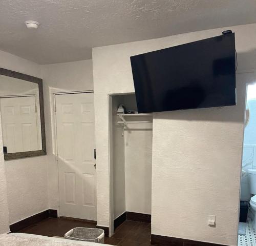 Una habitación con un televisor de pantalla plana en una pared. en Harmony Hideaway #4, en Daytona Beach