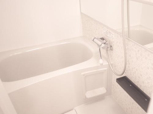 uma casa de banho com uma banheira branca e um chuveiro em REVISION Kairouyama-tei - Vacation STAY 15800 em Hiroshima
