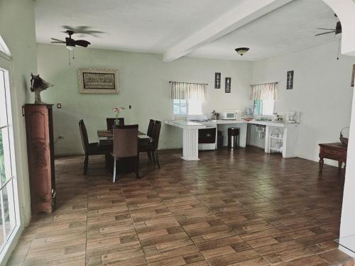 a kitchen and dining room with a table and chairs at Garden house, 1 km de pradera chiquimula in Chiquimula