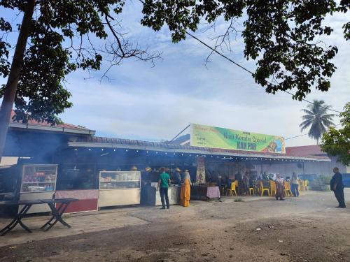 a group of people standing outside of a building at Homestay Jeli - Cattleya Inn Muslim in Jeli
