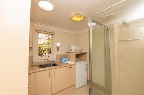 Köök või kööginurk majutusasutuses Hillside Cottage │ Comfy, Spacious, Walk to CBD & Stannies