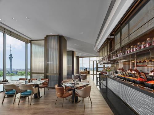 Un restaurante con mesas y sillas y vistas. en Hilton Changshu, en Changshu