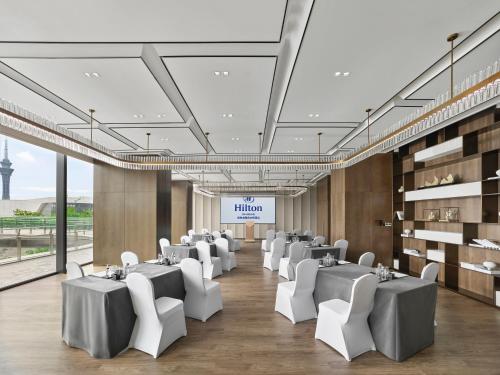 Una televisión o centro de entretenimiento en Hilton Changshu