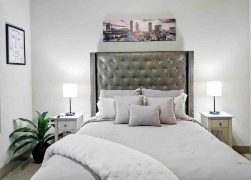 Modern Midtown Oasis في أتلانتا: غرفة نوم بسرير كبير مع مواقف ليلتين