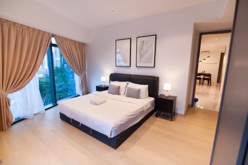 1 dormitorio con cama y ventana grande en Eaton Residences KLCC by Plush, en Kuala Lumpur
