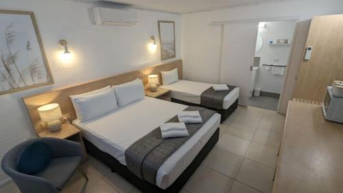 Postel nebo postele na pokoji v ubytování Moffat Beach Motel Caloundra