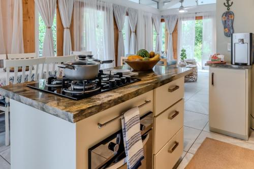 Η κουζίνα ή μικρή κουζίνα στο Casa Choucoune