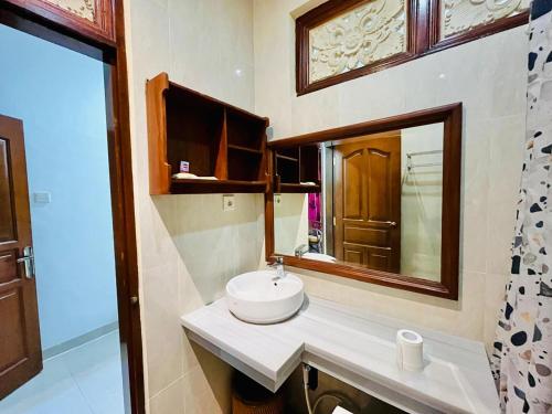 y baño con lavabo y espejo. en Puri Karang Residence, en Bangli