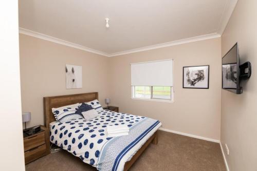 a bedroom with a bed and a window at Kinross on Cox Sweet, Neat & Simple + Wifi in Orange