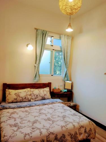 a bedroom with a bed and a window at Uncle Tien's Farm in Sha-lao-ts'un