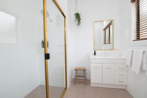 a bathroom with a sink and a mirror at Villa 88 - Stylish, Modern, Fresh & Light in Orange