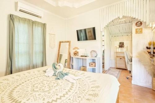una camera da letto con un asciugamano. di Sunset beach villa 5 O3 villas a Ko Phangan