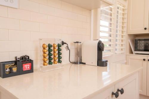 a kitchen counter with a blender on a counter top at LANSDOWNE House in Orange