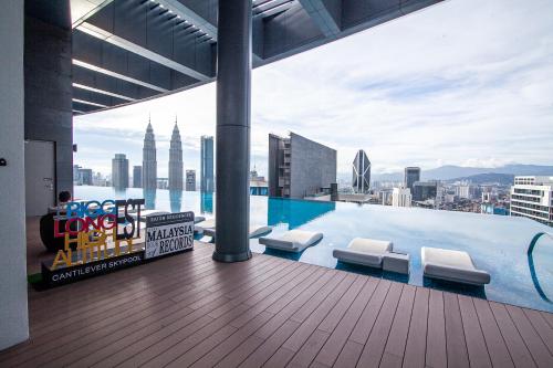 una piscina en la parte superior de un edificio con vistas al perfil urbano en Eaton Residences KLCC by Plush, en Kuala Lumpur