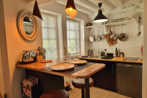 - une cuisine avec un comptoir en bois et un évier dans l'établissement La Parenthèse Saint Jean - studio city center, à Honfleur