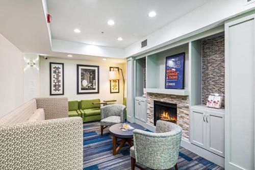 Χώρος καθιστικού στο Holiday Inn Express Hotel & Suites Columbus by IHG