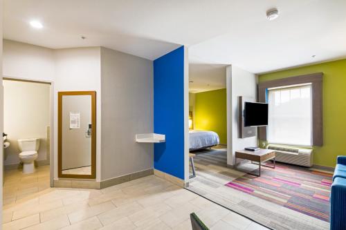 Μια τηλεόραση ή/και κέντρο ψυχαγωγίας στο Holiday Inn Express Hotel & Suites Columbus by IHG