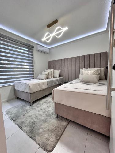 a bedroom with two beds and a window at Hermoso Departamento in Guadalajara