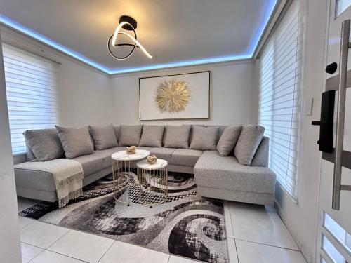 a living room with a couch and a table at Hermoso Departamento in Guadalajara