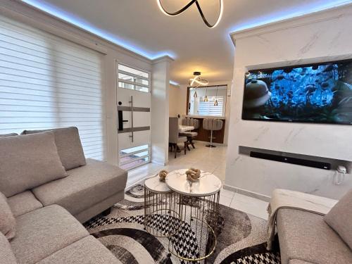 a living room with a couch and a tv at Hermoso Departamento in Guadalajara