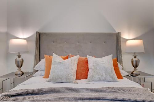 Katil atau katil-katil dalam bilik di Gorgeous 6BR with Pool and Spa