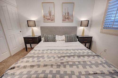 Katil atau katil-katil dalam bilik di Gorgeous 6BR with Pool and Spa