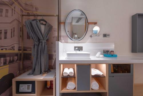 a bathroom with a sink and a mirror at CityNote希诺酒店(广州北京路步行街新大新店) in Guangzhou