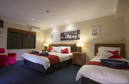 
A bed or beds in a room at Murray River Lodge Luxury Boutique Accommodation B&B - Adults only
