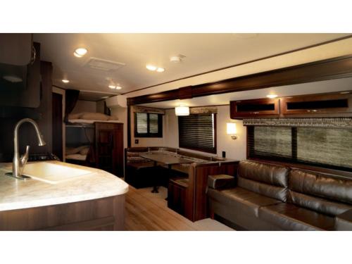 uma cozinha com uma autocaravana, um sofá e um lavatório. em OCEAN FRONT TATEYAMA - Vacation STAY 37303v em Tateyama