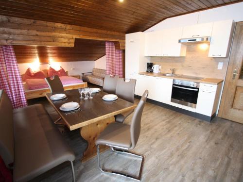 Una cocina y un comedor con mesa y sillas. en Chalet in Sankt Johann near Ski Lift, en Wagrain
