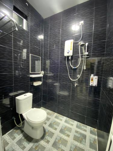 a bathroom with a toilet and a shower at Homestay Wilayah in Yan