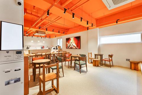a restaurant with tables and chairs in a room at Gyeongju Hotel Gonggan in Gyeongju