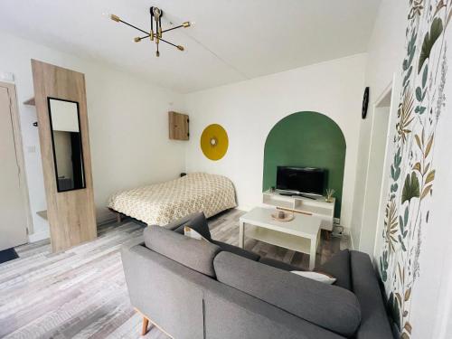 un salon avec un canapé et un lit dans l'établissement Studio Rouen gare proche centre ville, à Rouen
