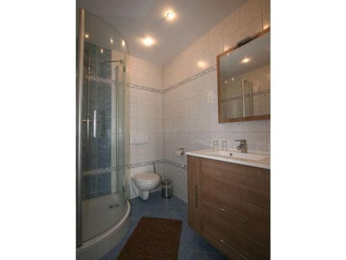 Un baño con inodoro, lavabo y ducha. en Maraike Comfortable holiday residence, en Middelhagen