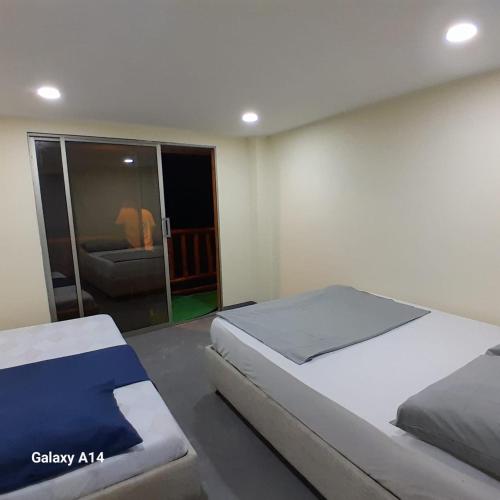 Cet appartement comprend une chambre avec deux lits et un salon avec un canapé. dans l'établissement Miramar Baru, à Barú