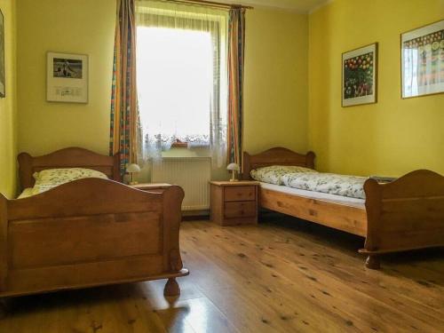 una camera da letto con due letti e una finestra di Karpacz Comfortable holiday residence a Karpacz
