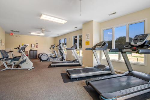 Das Fitnesscenter und/oder die Fitnesseinrichtungen in der Unterkunft Salt Pond --- 494 Bethany Loop