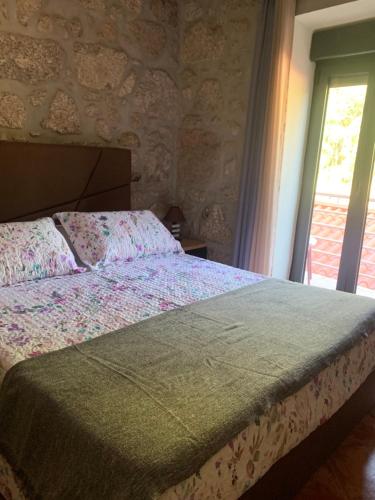 um quarto com uma cama e uma janela em Casa da Avo no Gerês