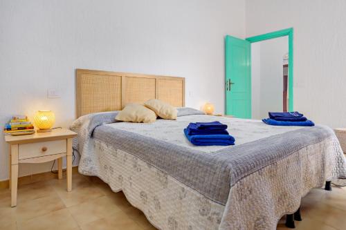 a bedroom with a bed with blue towels on it at Casa Vacanze Cannigione in Cannigione