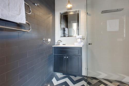 y baño con lavabo negro y ducha. en Mountain Retreat, Steps from Train Station, en Katoomba