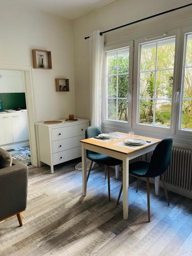 une salle à manger avec une table et des chaises dans une pièce dans l'établissement Studio Rouen gare proche centre ville, à Rouen