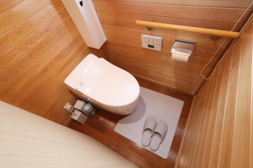 Sakurabashidōri的住宿－くつろぎのお宿 やわや toyama，一间带卫生间和一双拖鞋的浴室
