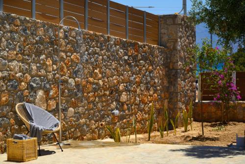 Taman di luar Nisos by the beach