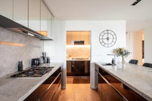 a kitchen with a stove and a counter top at Luxury Melbourne 4 Bed Apt - Pool and Parking in Melbourne